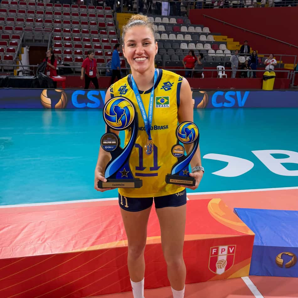 Karina, ponteira da Seleção Brasileira e do Sesc Flamengo, posa com o troféu da Copa Sul-Americana