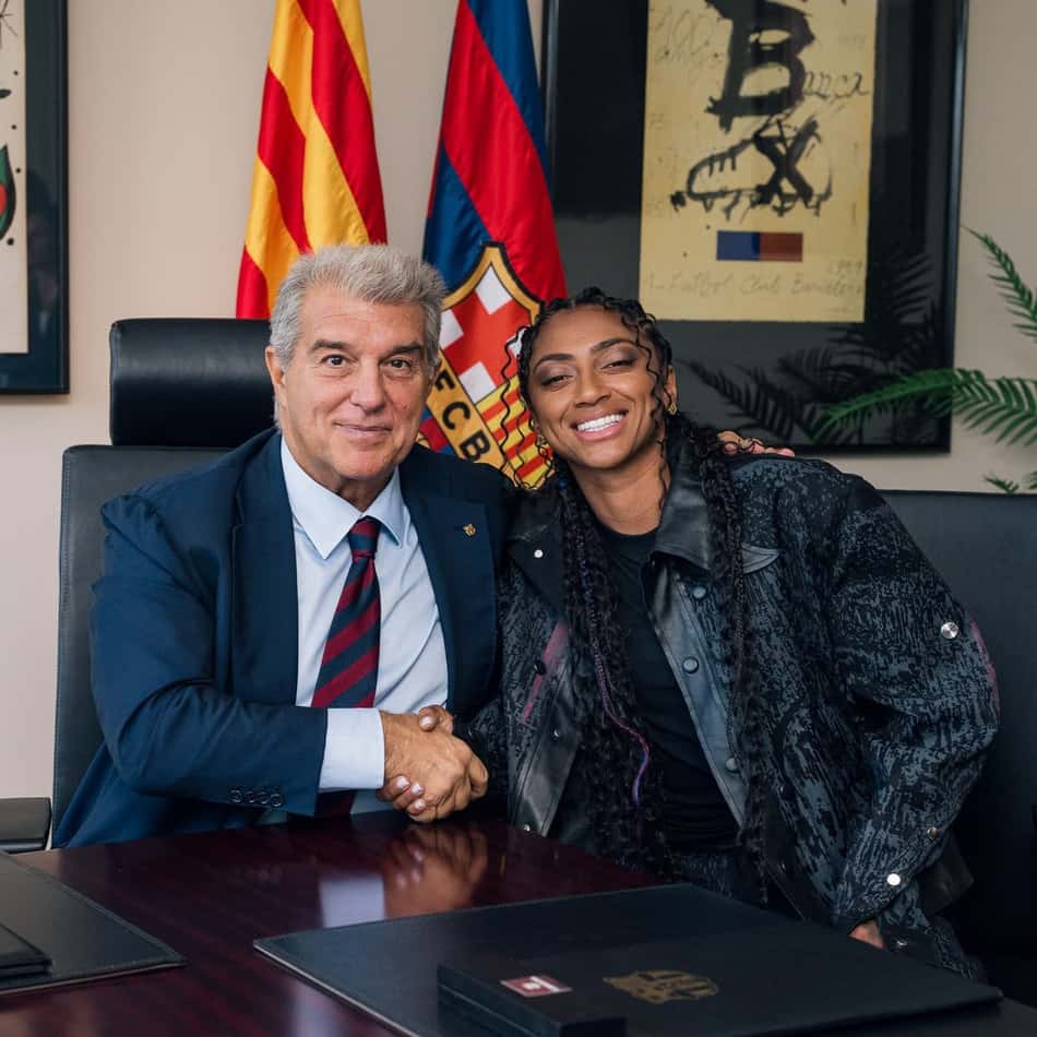 Kerolin e Joan Laporta, presidente do Barcelona. (Barcelona/Divulgação)