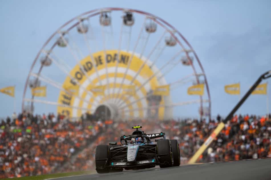 Carro da Mercedes, dirigido por Kimi Antonelli, em frente a uma roda gigante na Holanda, durante o Grande Prêmio da Fórmula 1 2026