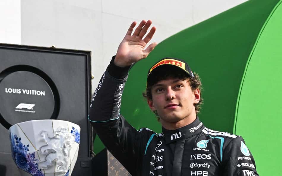 Kimi Antonelli acena no pódio do GP da Holanda de F1 2026