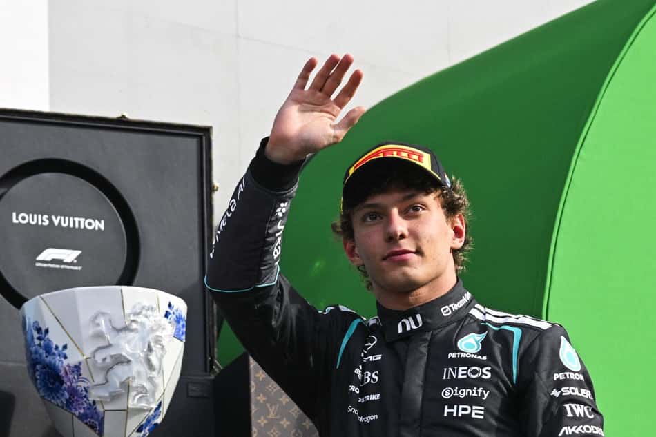 Kimi Antonelli acena no pódio do GP da Holanda de F1 2026