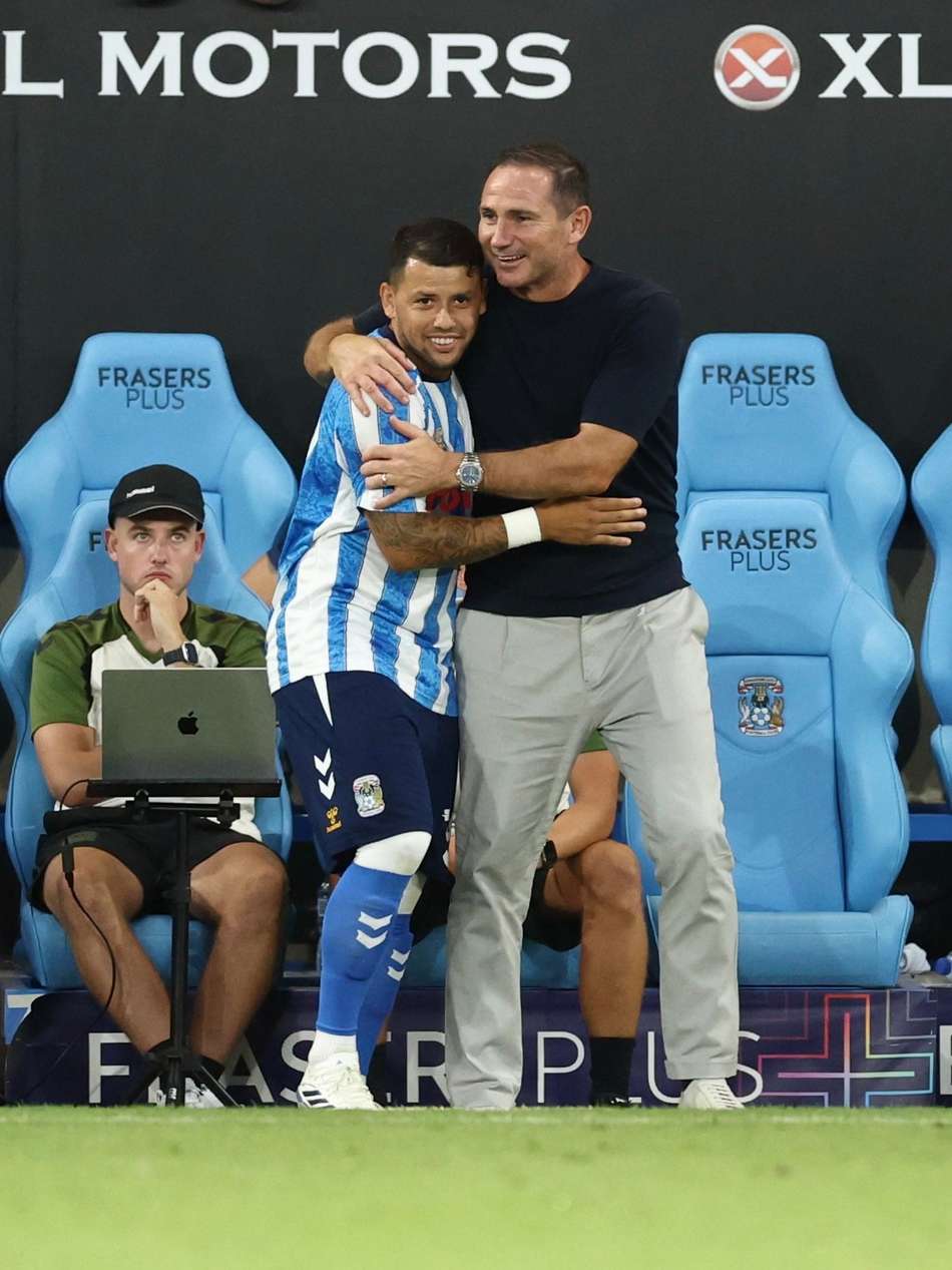 Lampard à beira do campo na partida entre Coventry e Monaco