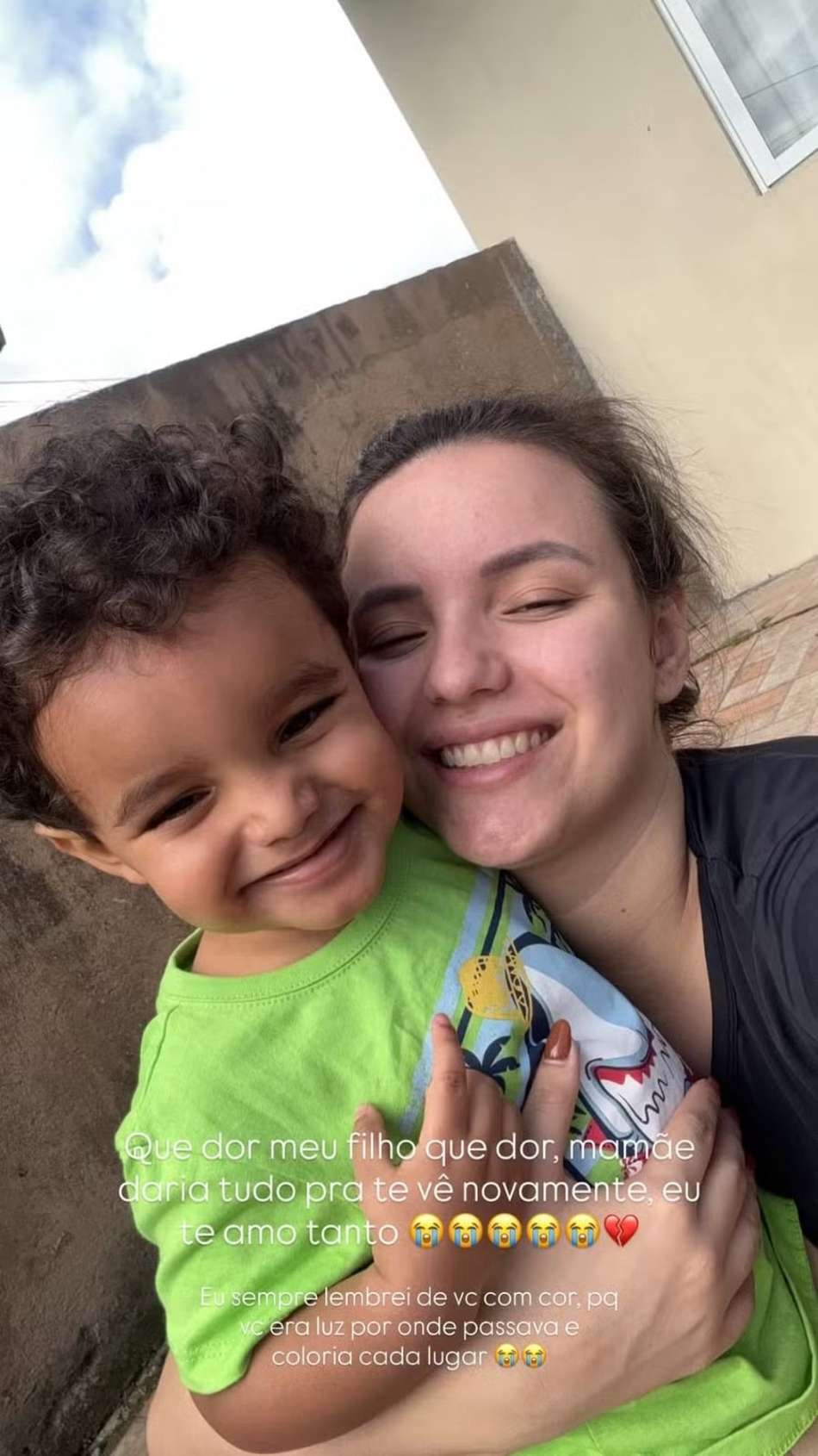 Benício, de verde, e Letícia aparecem abraçados em foto com escrita 