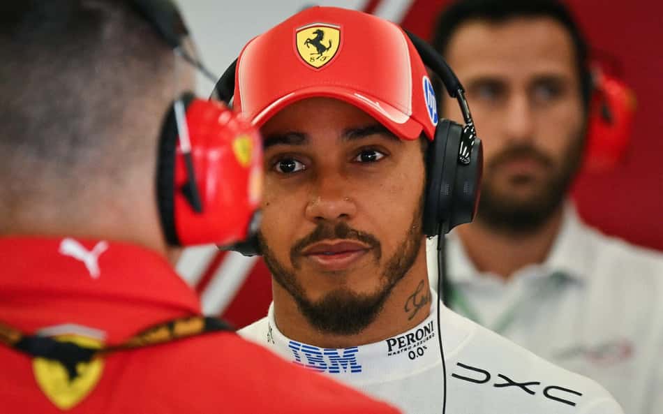 Lewis Hamilton na garagem da Ferrari no GP da Bélgica pela F1 2026
