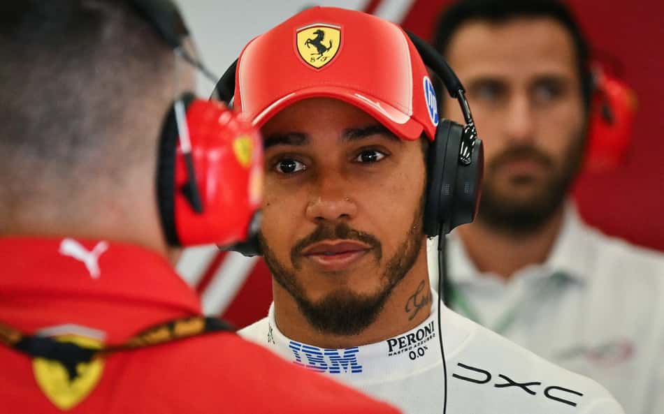 Lewis Hamilton na garagem da Ferrari no GP da Bélgica pela F1 2026