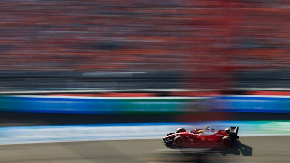 Ferrari de Lewis Hamilton é fotografada em alta velocidade durante o Grande Prêmio da Holanda de Fórmula 1