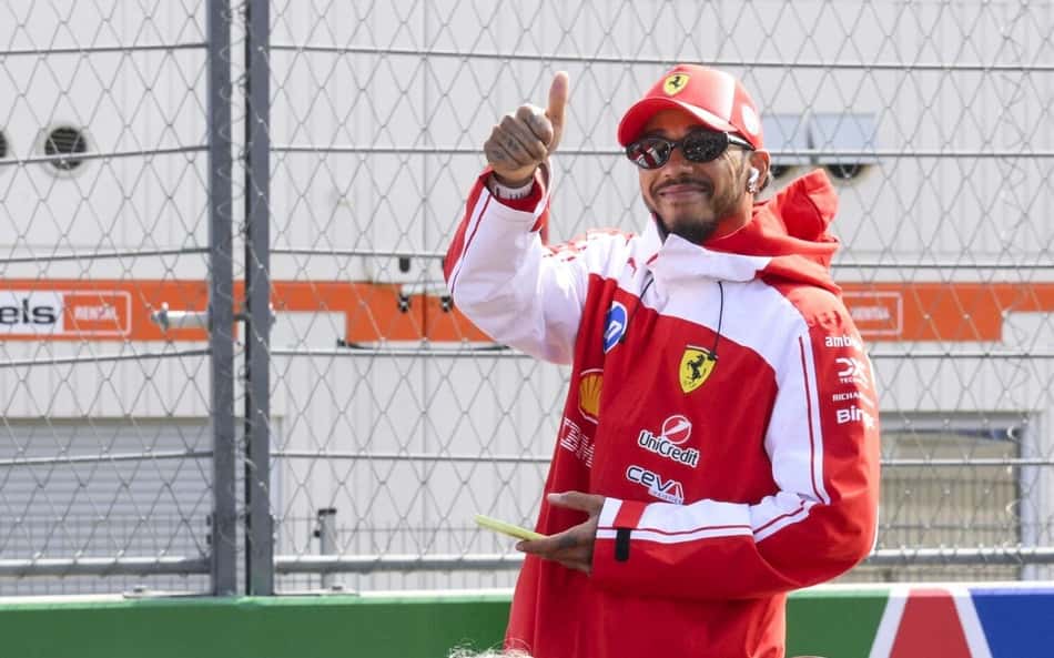 Lewis Hamilton faz 'joinha' com a mão ao sair do carro da Ferrari no GP da Holanda de Fórmula 1