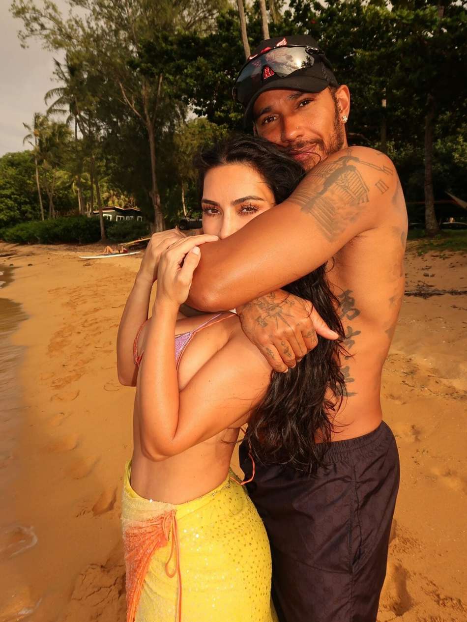 Lewis Hamilton, abraçado a Kim Kardashian, posa para foto na praia