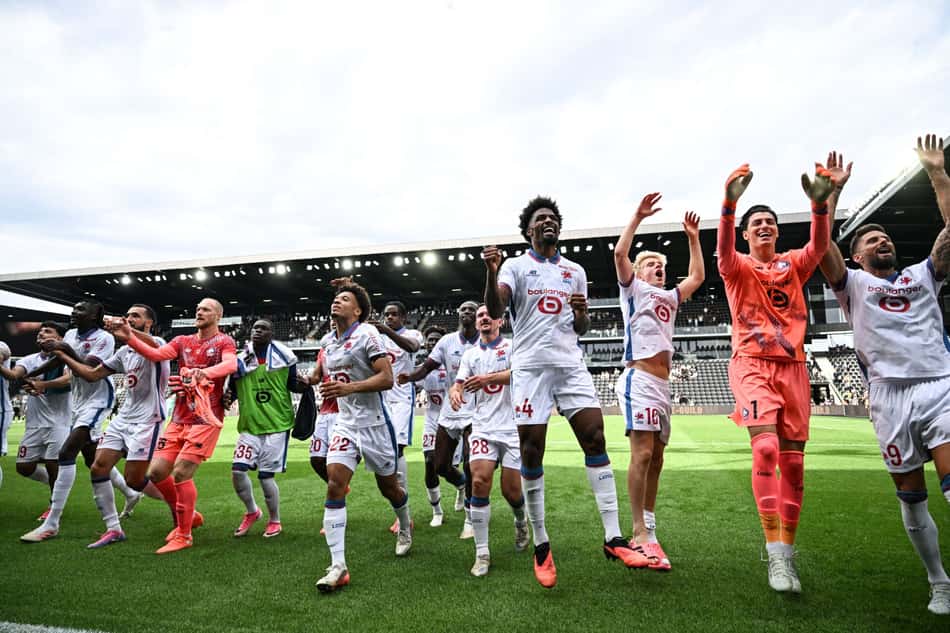 Jogadores do Lille comandados por Davide Ancelotti comemoram a vitória ao final da partida do Campeonato Francês (L1) entre Angers SCO e LOSC Lille, no Estádio Raymond Kopa, em Angers, oeste da França