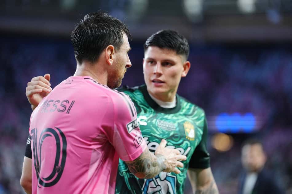 Lionel Messi é cumprimentado por jogador adversário em Inter Miami x León pela Leagues Cup