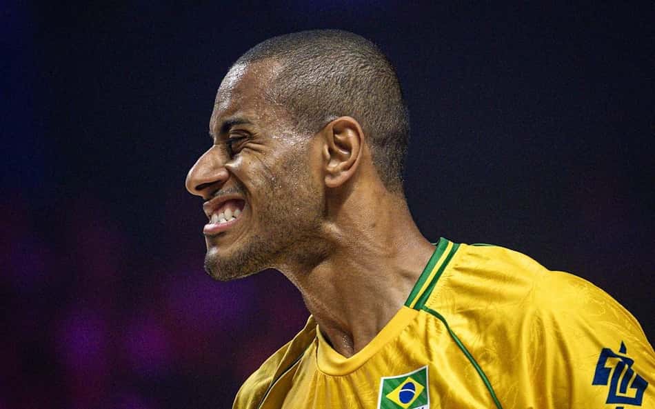 De olhos fechados e com dentes à mostra, Lucarelli reage em jogo do Brasil pela VNL 2026