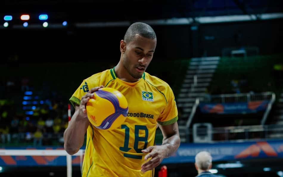 Lucarelli quica a bola de vôlei em jogo da Liga das Nações 2026