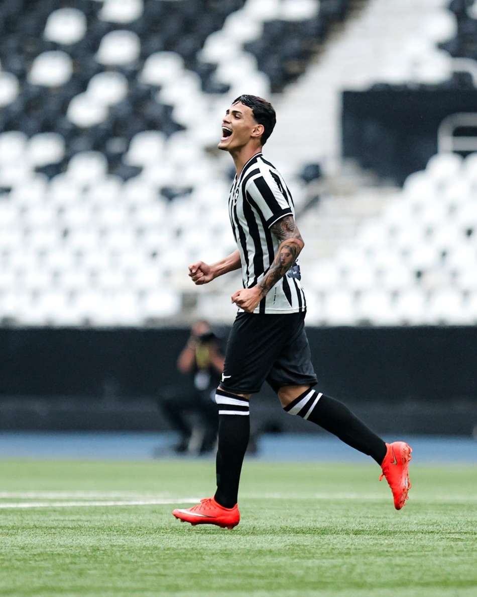 De volta ao Sub-17, Lucas Emanuel marcou dois gols e comandou a virada do Botafogo no Nilton Santos (Foto: Divulgação)