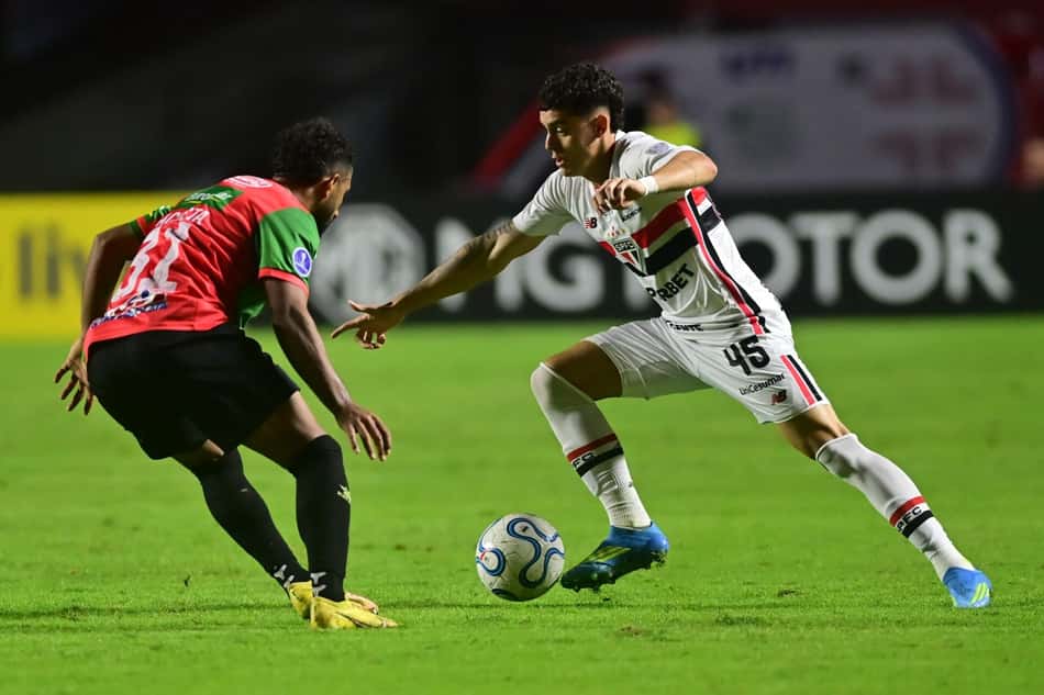 Lucca em ação pelo São Paulo pela Sul-Americana