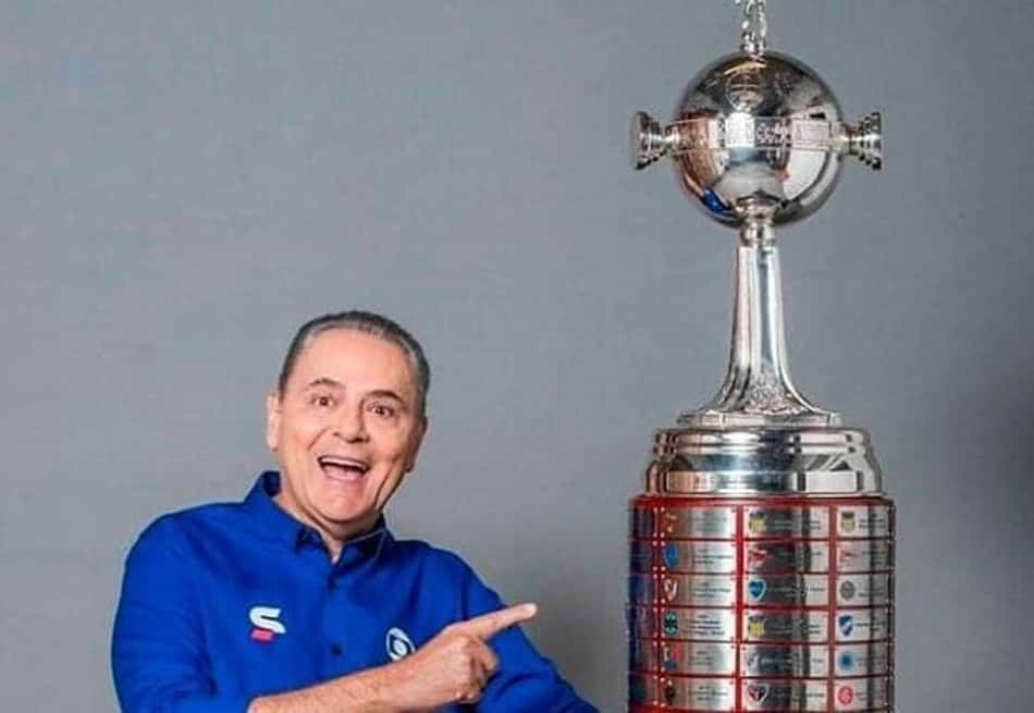 Luis Roberto, da Globo, apontando para a taça da Libertadores