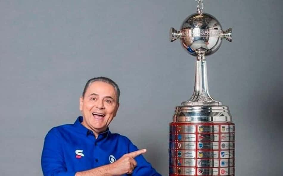 Luis Roberto, da Globo, apontando para a taça da Libertadores