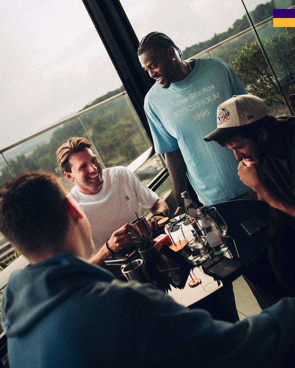 Luka Doncic ri em mesa com jogadores dos Los Angeles Lakers