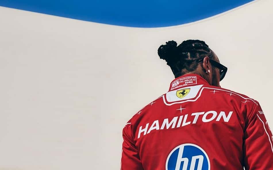 Lewis Hamilton usa macacão especial da Ferrari em homenagem a Michael Schumacher