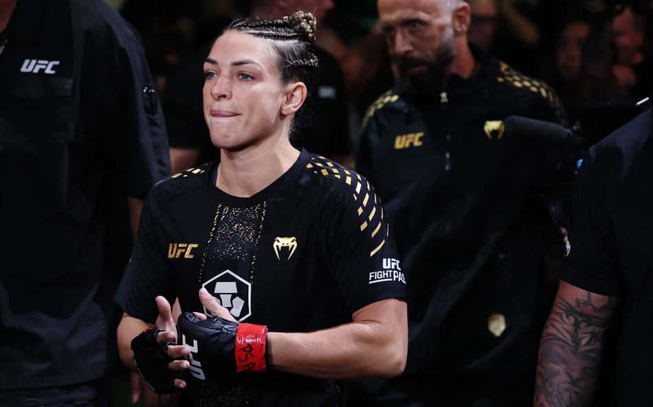 Mackenzie Dern em "walk out" antes de luta no UFC 330