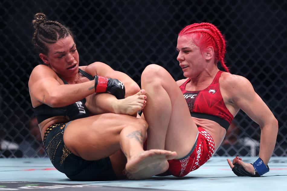 Mackenzie Dern em ação contra Gillian Robertson no UFC 330