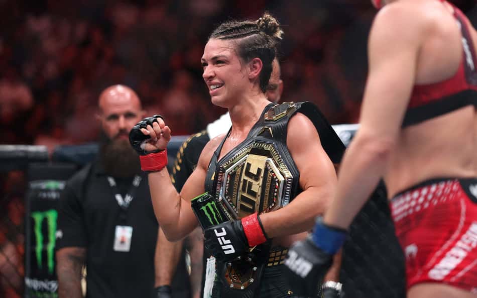 Mackenzie Dern comemora defesa de cinturão no UFC 330