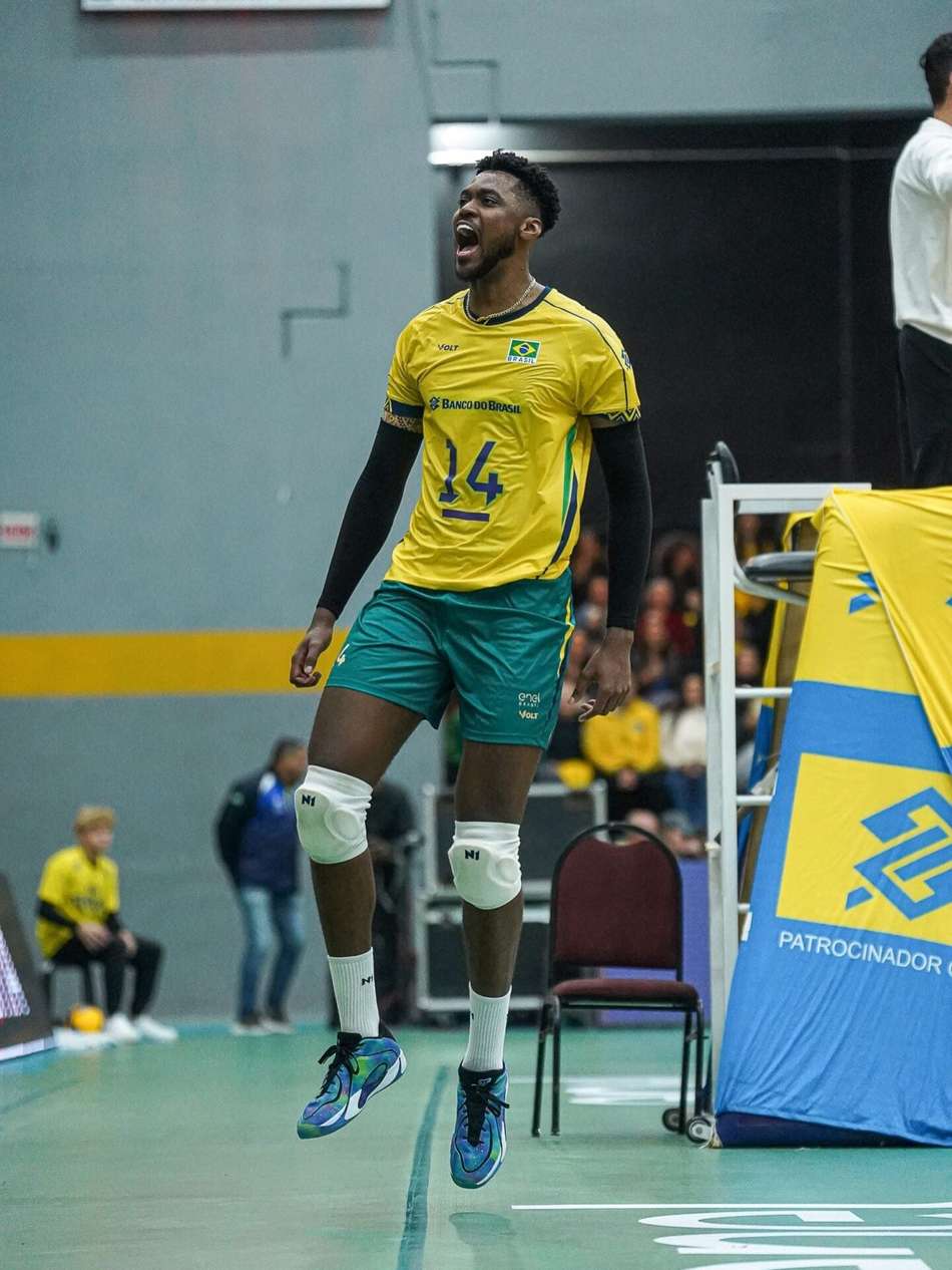 O ponteiro Maicon comemora durante partida entre Brasil e Chile na Copa Sul-Americana de Vôlei
