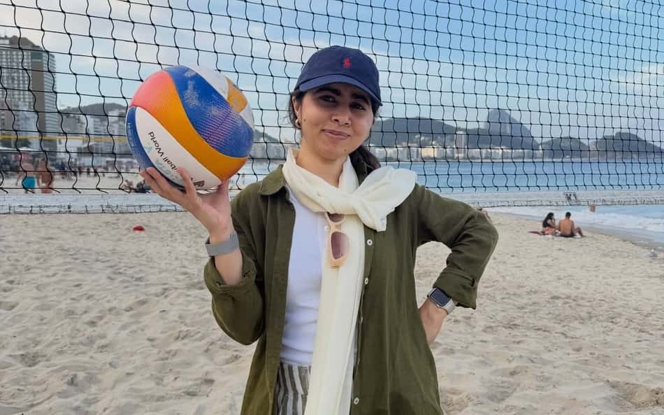 A ativista Malala Yousafzai segura uma bola de vôlei de praia no Rio de Janeiro