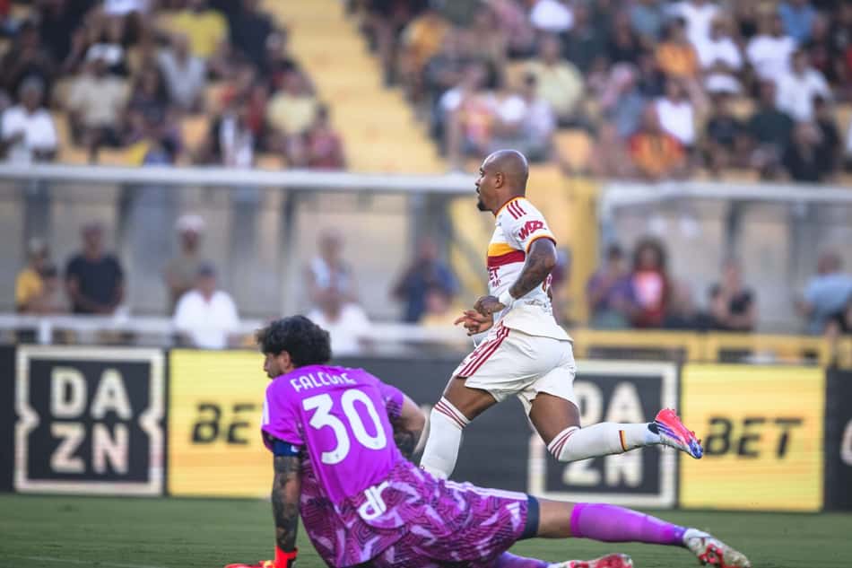 O atacante Donyell Malen marca dois gols no Estádio Via del Mare e chega ao seu quinto tento na temporada