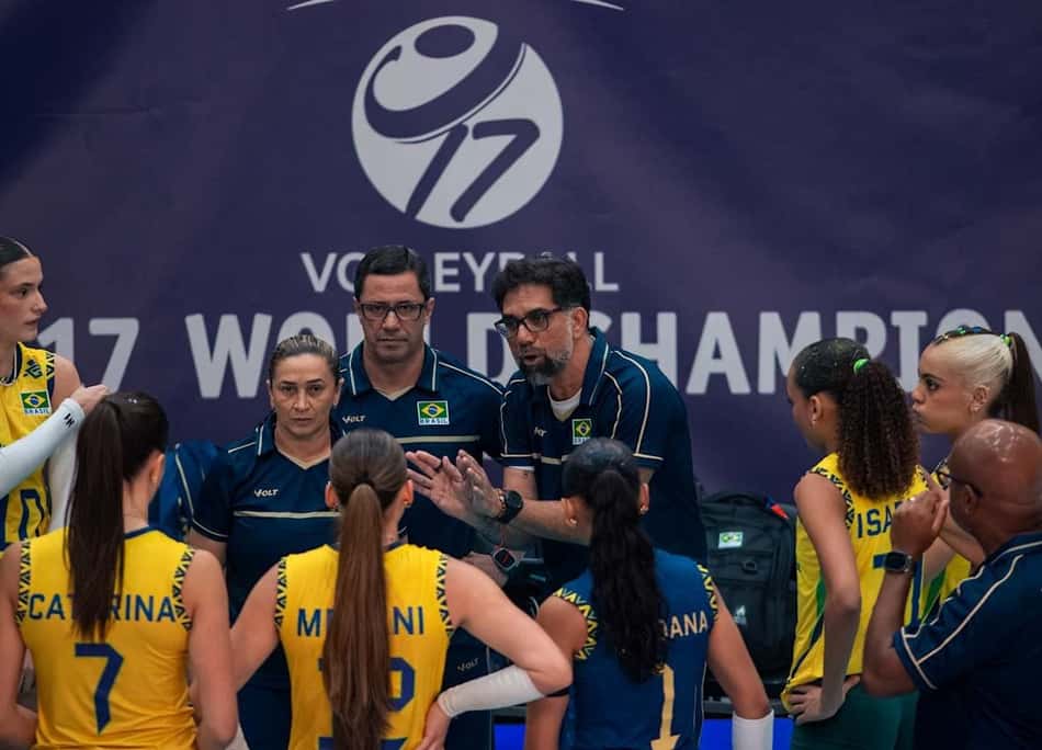 Técnico da Seleção Brasileira feminina de vôlei sub-17, Marcelo de Freitas, o "Dentinho", conversa com suas jogadores em tempo técnico durante o jogo contra a Croácia pelo Campeonato Mundial da categoria