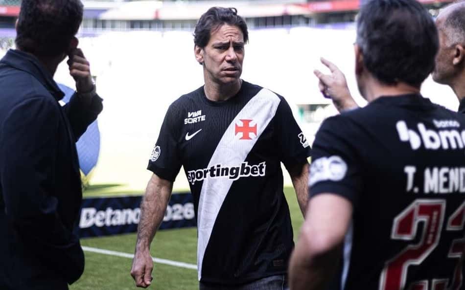 Com camisa do Vasco, Marcos Lamacchia está no Nubank Parque para assistir à partida