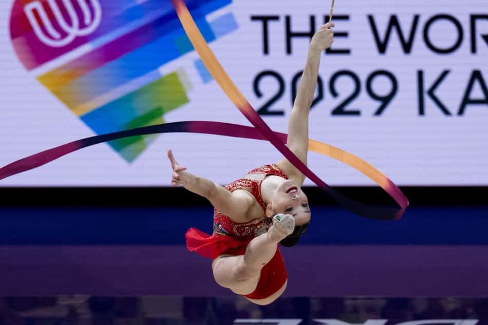 A brasileira Maria Alexandre se apresenta na fita durante o Mundial de Ginástica Rítmica em Frankfurt, na Alemanha