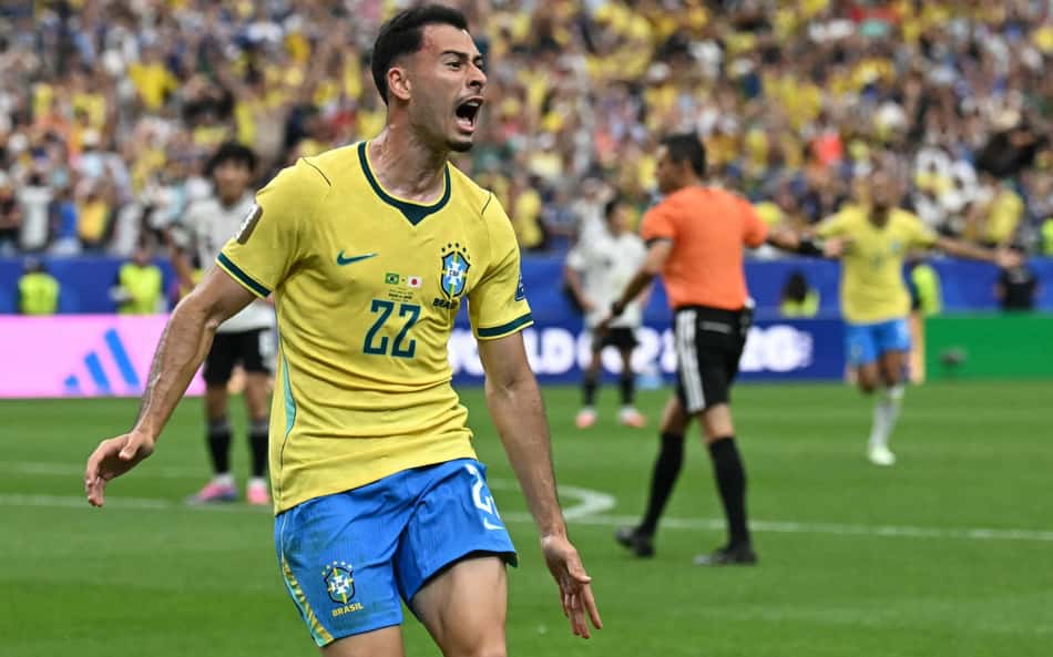 Contra o Japão, Martinelli de boca aberta em movimento com camisa amarela e short azul