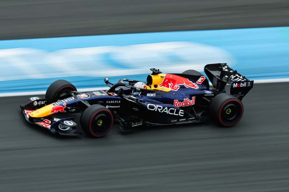 Carro de Max Verstappen é fotografado em alta velocidade durante a classificação do Grande Prêmio da Holanda de Fórmula 1