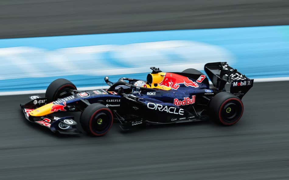 Carro de Max Verstappen é fotografado em alta velocidade durante a classificação do Grande Prêmio da Holanda de Fórmula 1