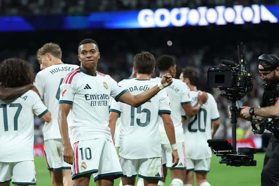 O atacante francês do Real Madrid, camisa 10, Kylian Mbappé, comemora o segundo gol de sua equipe durante a partida do Campeonato Espanhol entre Real Madrid CF e Real Sociedad, no Estádio Santiago Bernabéu, em Madri, em 26 de agosto de 2026