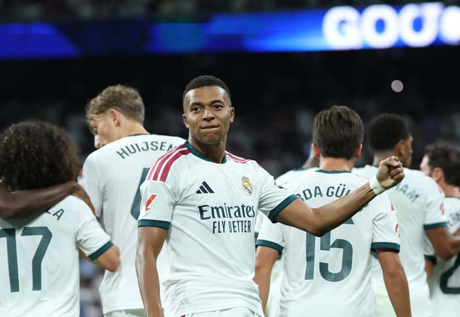 O atacante francês do Real Madrid, camisa 10, Kylian Mbappé, comemora o segundo gol de sua equipe durante a partida do Campeonato Espanhol entre Real Madrid CF e Real Sociedad, no Estádio Santiago Bernabéu, em Madri, em 26 de agosto de 2026