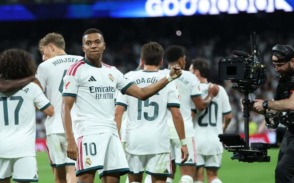 O atacante francês do Real Madrid, camisa 10, Kylian Mbappé, comemora o segundo gol de sua equipe durante a partida do Campeonato Espanhol entre Real Madrid CF e Real Sociedad, no Estádio Santiago Bernabéu, em Madri, em 26 de agosto de 2026