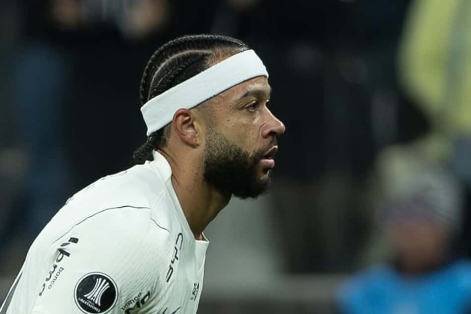 Memphis Depay, do Corinthians, lamenta durante partida pela Copa Libertadores 2026, na Arena Corinthians