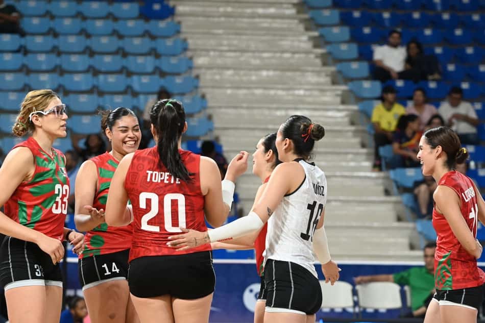 Jogadoras da seleção mexicana de vôlei comemoram vitória sobre Trinidad e Tobago