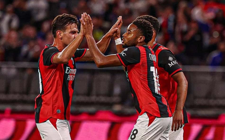 Jogadores do Milan se cumprimentam após gol