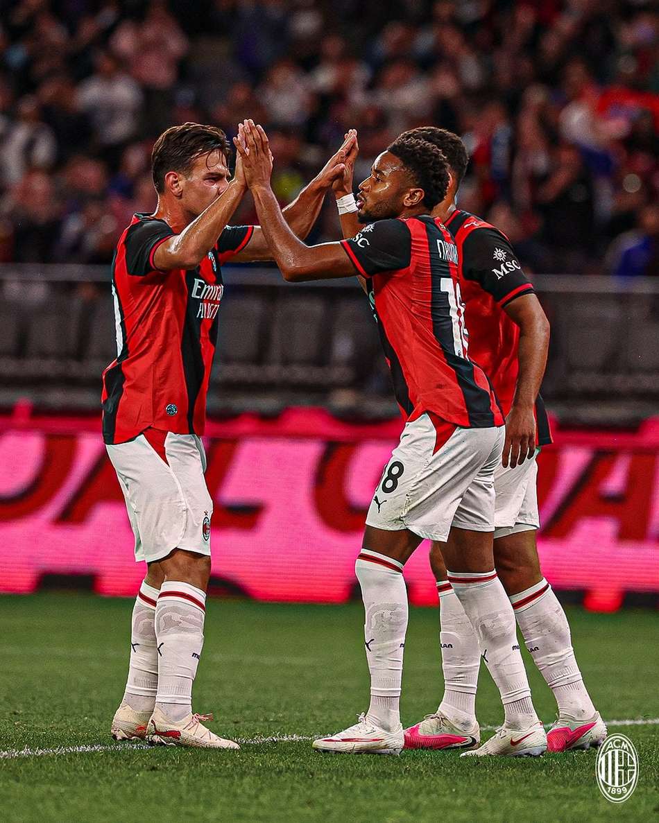 Jogadores do Milan se cumprimentam após gol