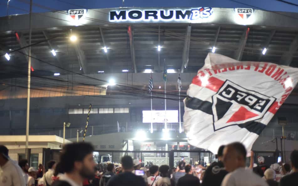 Torcida do São Paulo protesta antes da partida contra o Ceará no Morumbis