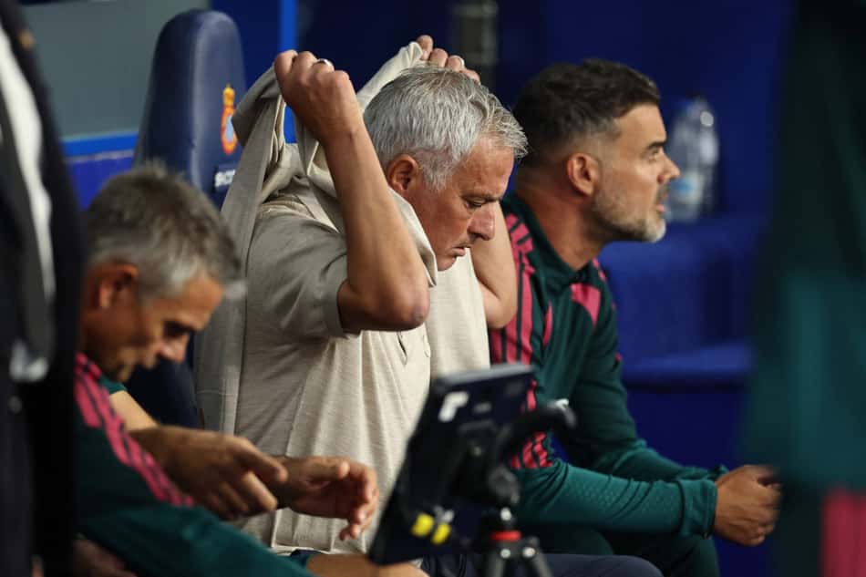 O técnico português do Real Madrid, José Mourinho, é fotografado antes da partida do Campeonato Espanhol entre RCD Espanyol e Real Madrid CF no Estádio RCDE em Cornellà de Llobregat, em 22 de agosto de 2026