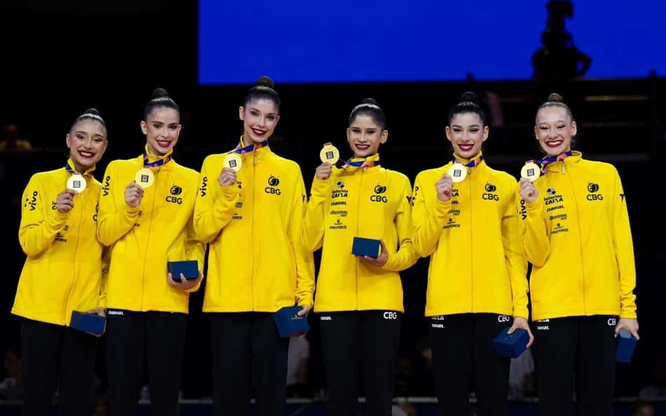 Conjunto brasileiro de ginástica rítmica posa com a segunda medalha de ouro no Mundial de Frankfurt, na Alemanha