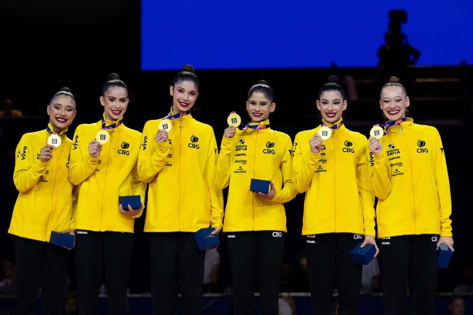 Conjunto brasileiro de ginástica rítmica posa com a segunda medalha de ouro no Mundial de Frankfurt, na Alemanha