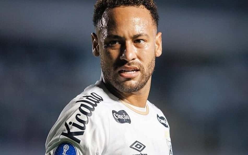 Neymar com a camisa do Santos
