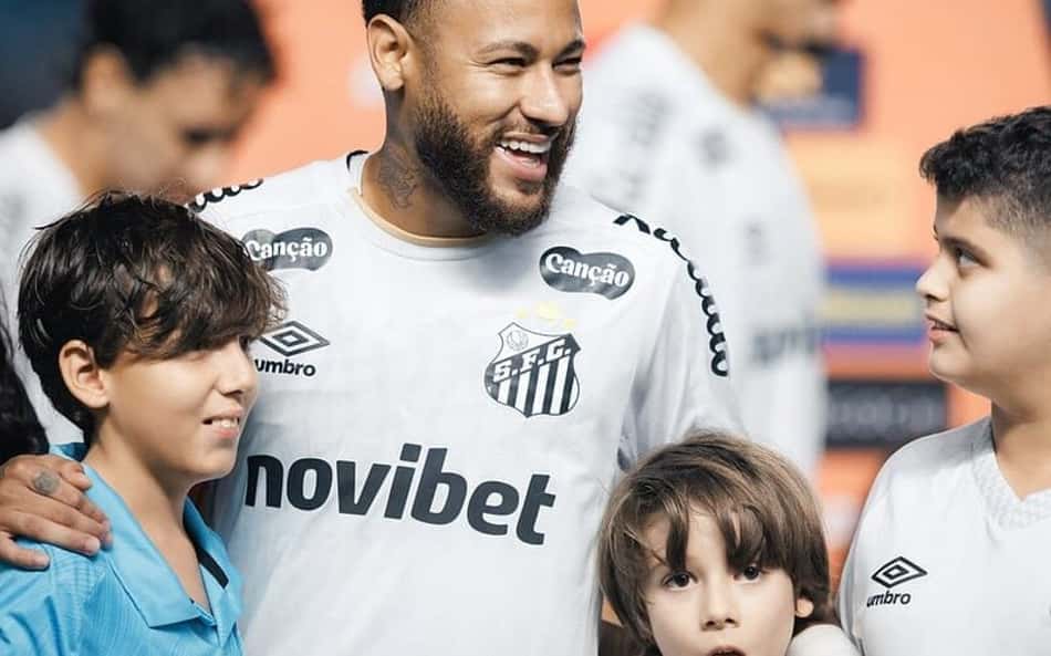 Efeito Neymar? Santos rejuvenesce torcida e tem 57,4% abaixo dos 35 anos
