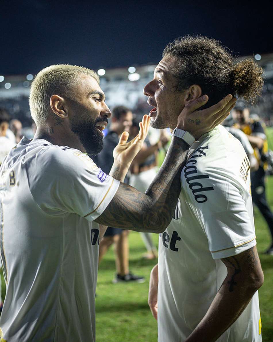Gabriel Barbosa e Willian Arão comemoram vitória do Santos. (Foto: Reinaldo Campos/ Santos FC)
