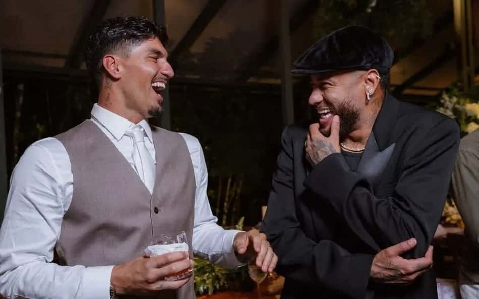 Gabriel Medina e Neymar Jr. riem em conversa no casamento do surfista