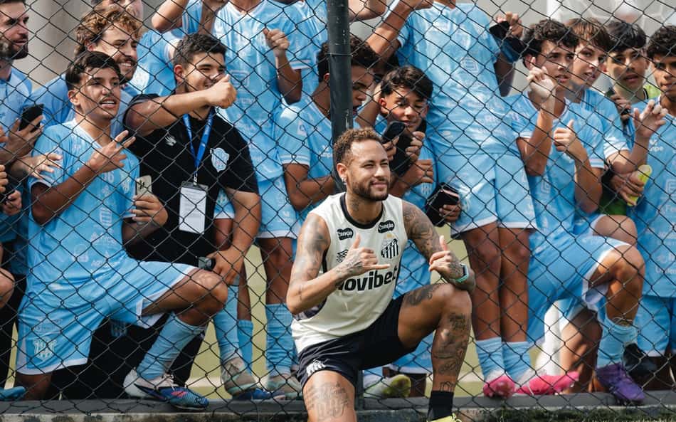 Neymar participa de treino e relembra tempos de menino da Vila